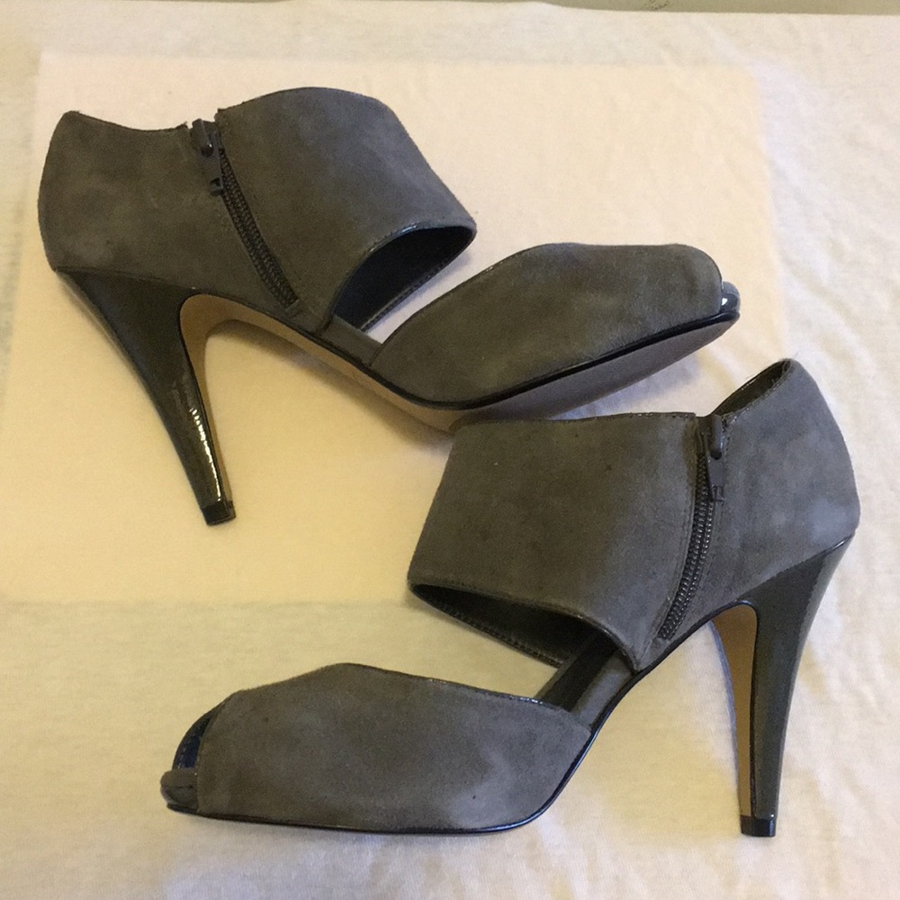 💋 NIB - Grey Peep Toe Booties - Sz 8 💋